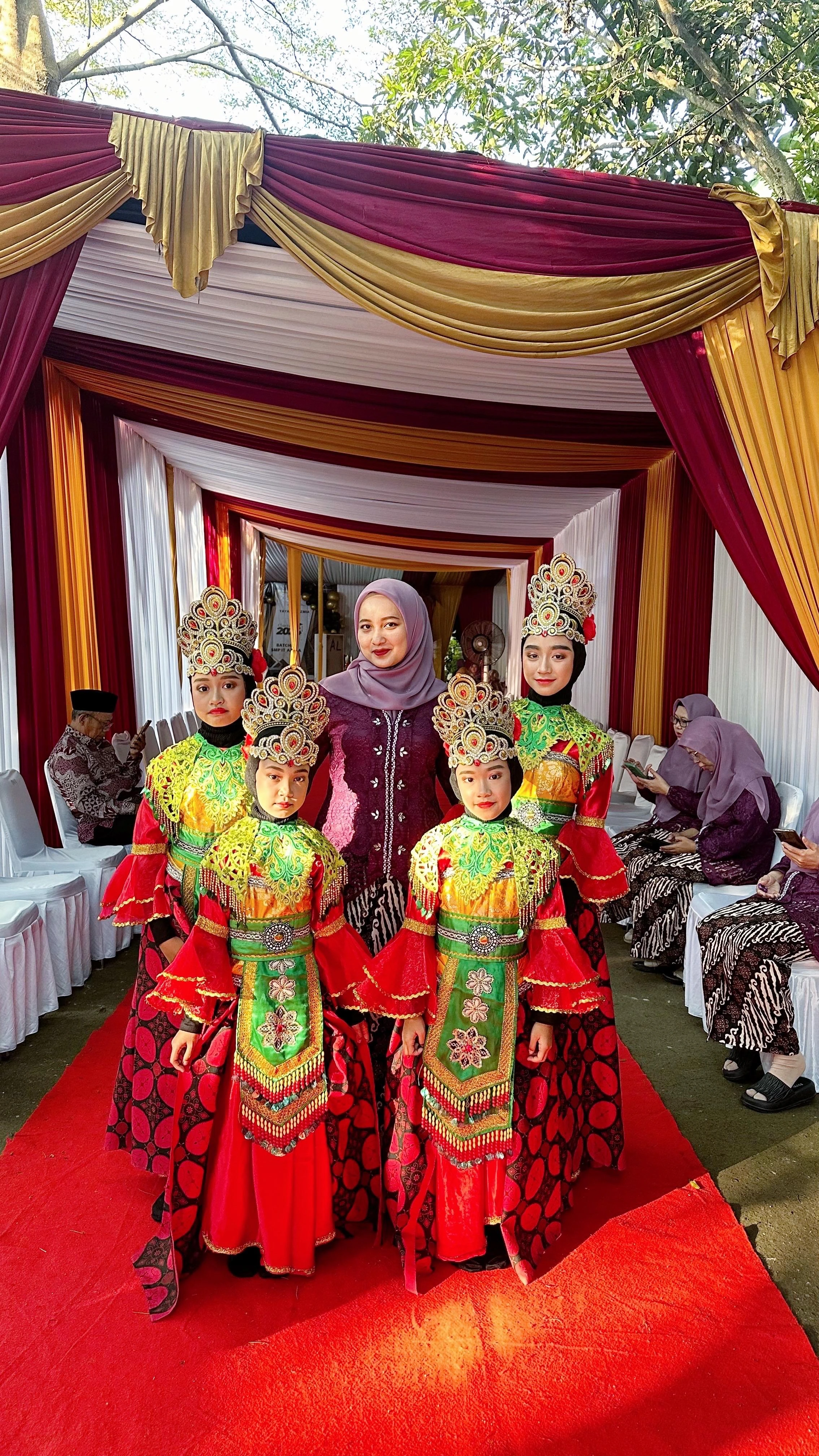 Kegiatan seni tari siswa Azmia Islamic Modern School